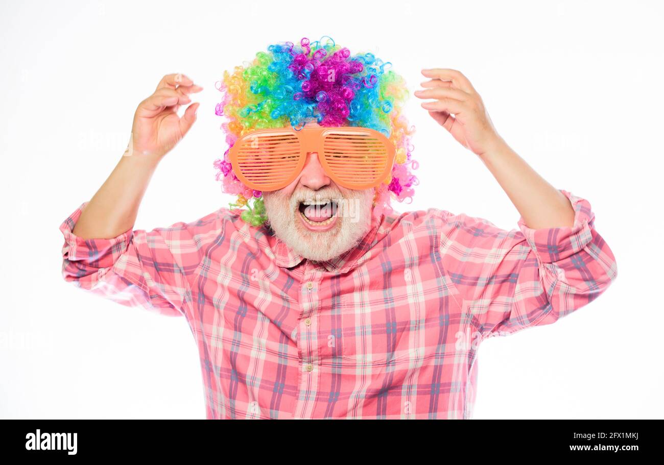 Opa macht immer Spaß. Mann ältere bärtige fröhliche Person tragen bunte Perücke und Sonnenbrille. Älterer Clown. Spaß haben. Lustiger Lebensstil. Spaß und Stockfoto