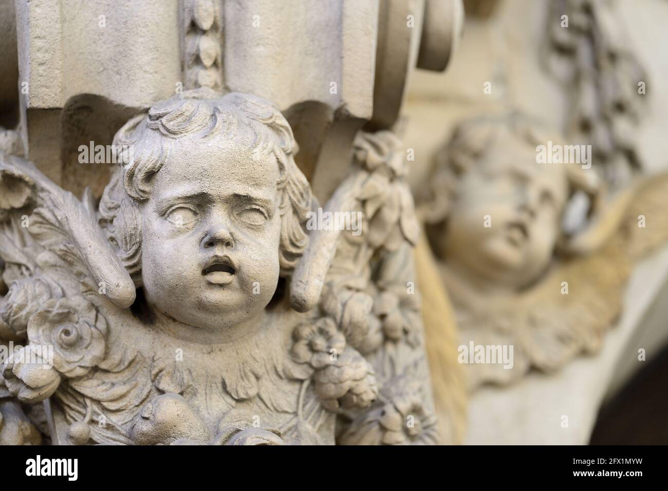 London, England, Großbritannien. St. Paul's Cathedral. Cherubs um die Nordwesttür Stockfoto