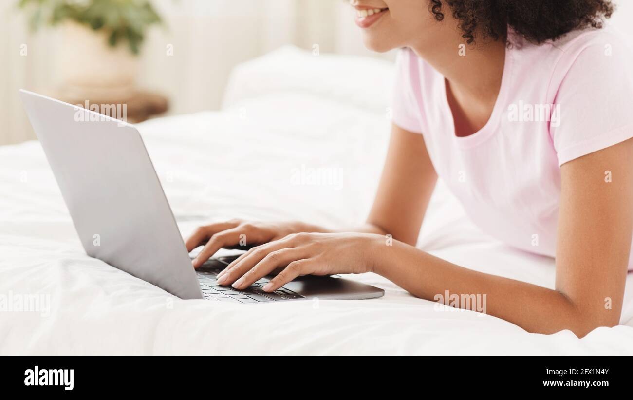 Covid-19 Selbstisolierung, Online-Kommunikation, Fernarbeiten und Surfen im Internet Stockfoto