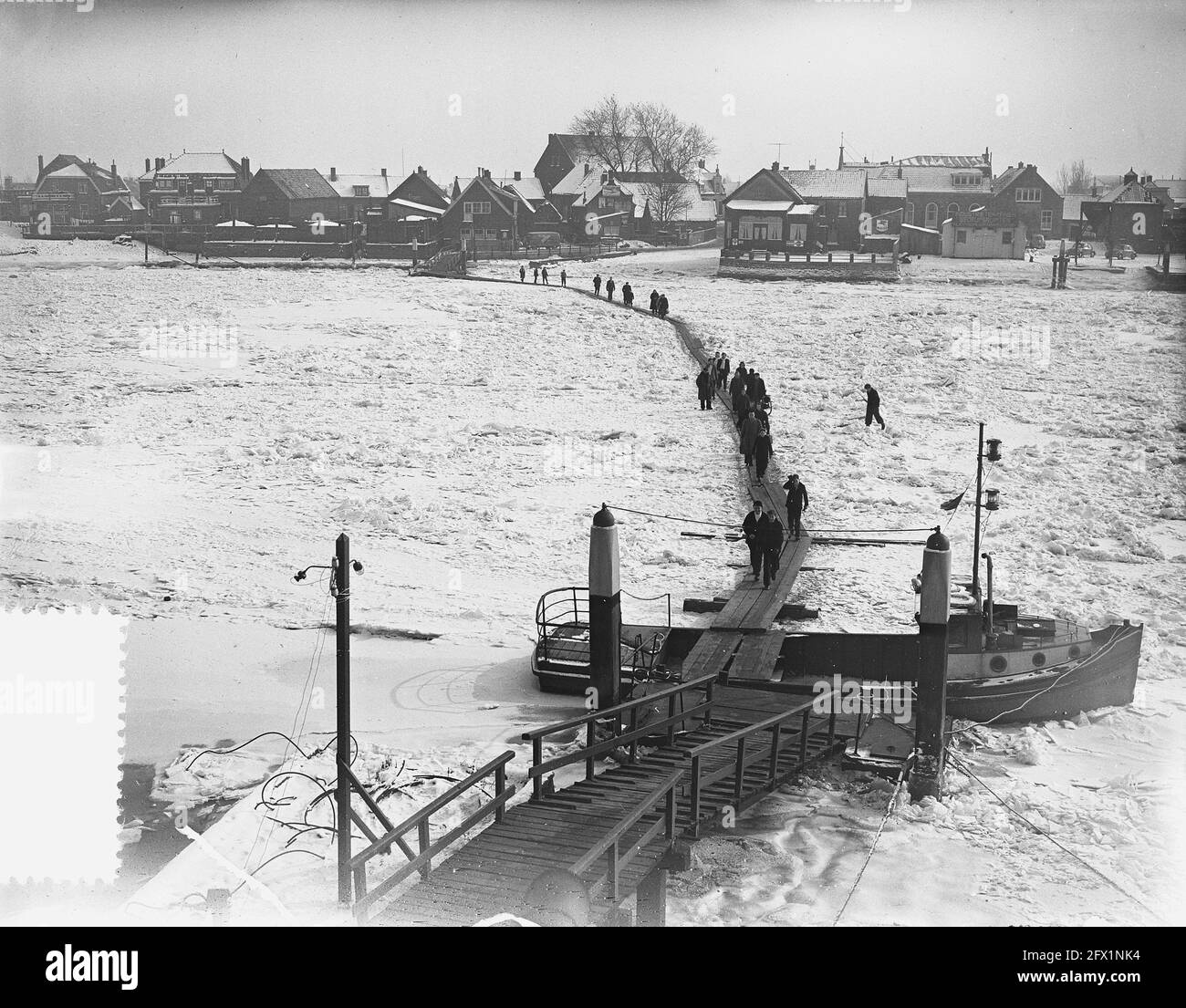 Krimpen aan de IJssel Fußgänger über den Fluss über den Weg aus Gangways, 20. Februar 1956, Flüsse, Fußgänger, Winter, Niederlande, Foto der Presseagentur des 20. Jahrhunderts, zu erinnerende Nachrichten, Dokumentarfilm, historische Fotografie 1945-1990, visuelle Geschichten, Menschliche Geschichte des zwanzigsten Jahrhunderts, Momente in der Zeit festzuhalten Stockfoto