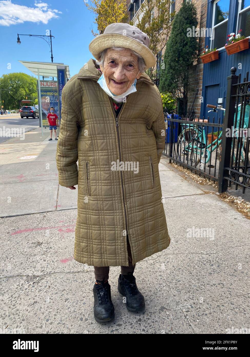 Porträt einer lebhaften kleinen älteren Frau irgendwo in ihren 90ern auf der Straße in Brooklyn, New York. Stockfoto