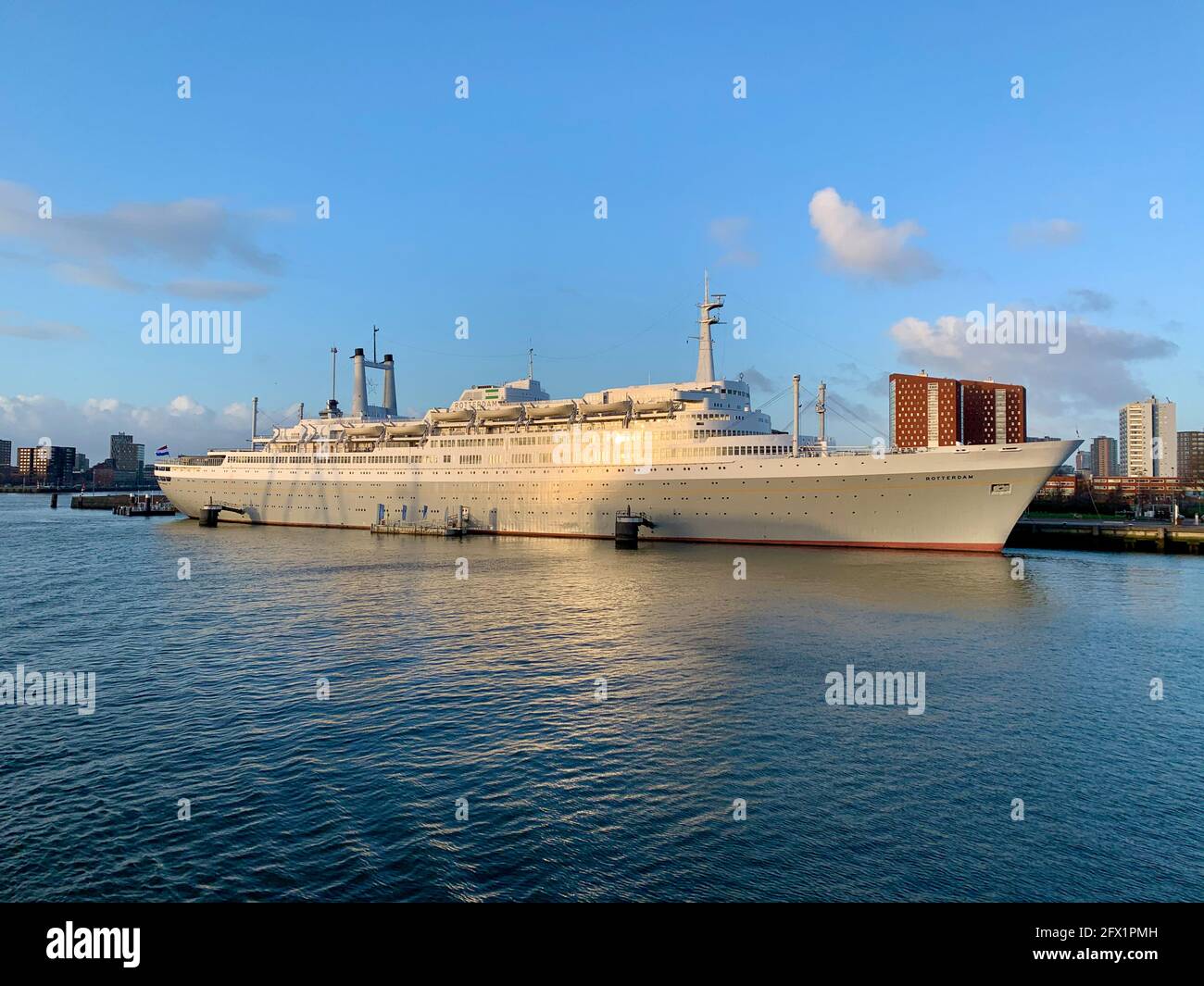 SSRotterdam, ehemaliges Flaggschiff der Holland-America Line, wird heute als Hotel genutzt. Rotterdam, Niederlande, an einem sonnigen Tag im Januar 2020 aufgenommen Stockfoto