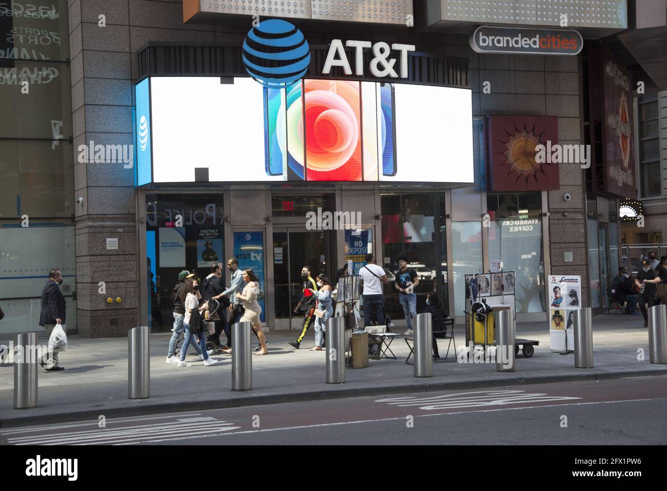Viele große Banken, große Technologieunternehmen und andere dominante Unternehmen sind im Times Square-Viertel von Midtown Manhattan auffällig präsent. Stockfoto