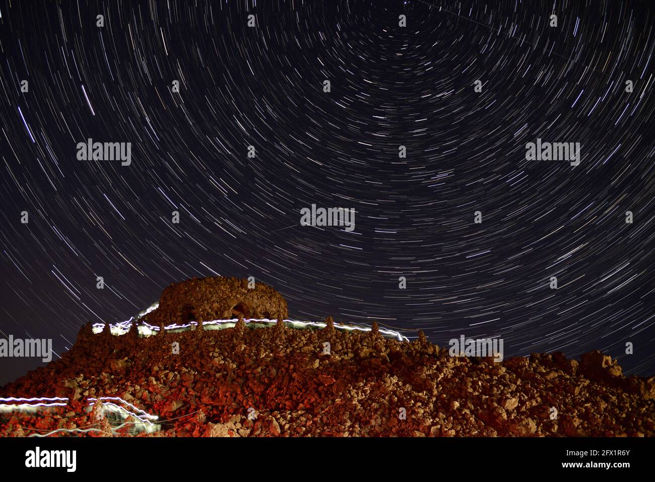 Sterne Trails über Dee Wright Stockfoto
