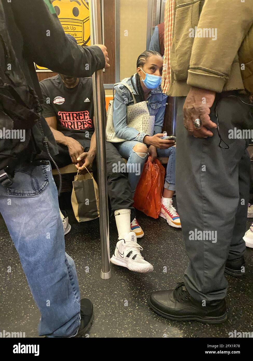 Die U-Bahnfahrt in New York City nimmt wieder zu, was eine soziale Distanzierung während der anhaltenden Covid-19-Pandemie praktisch unmöglich macht. Stockfoto