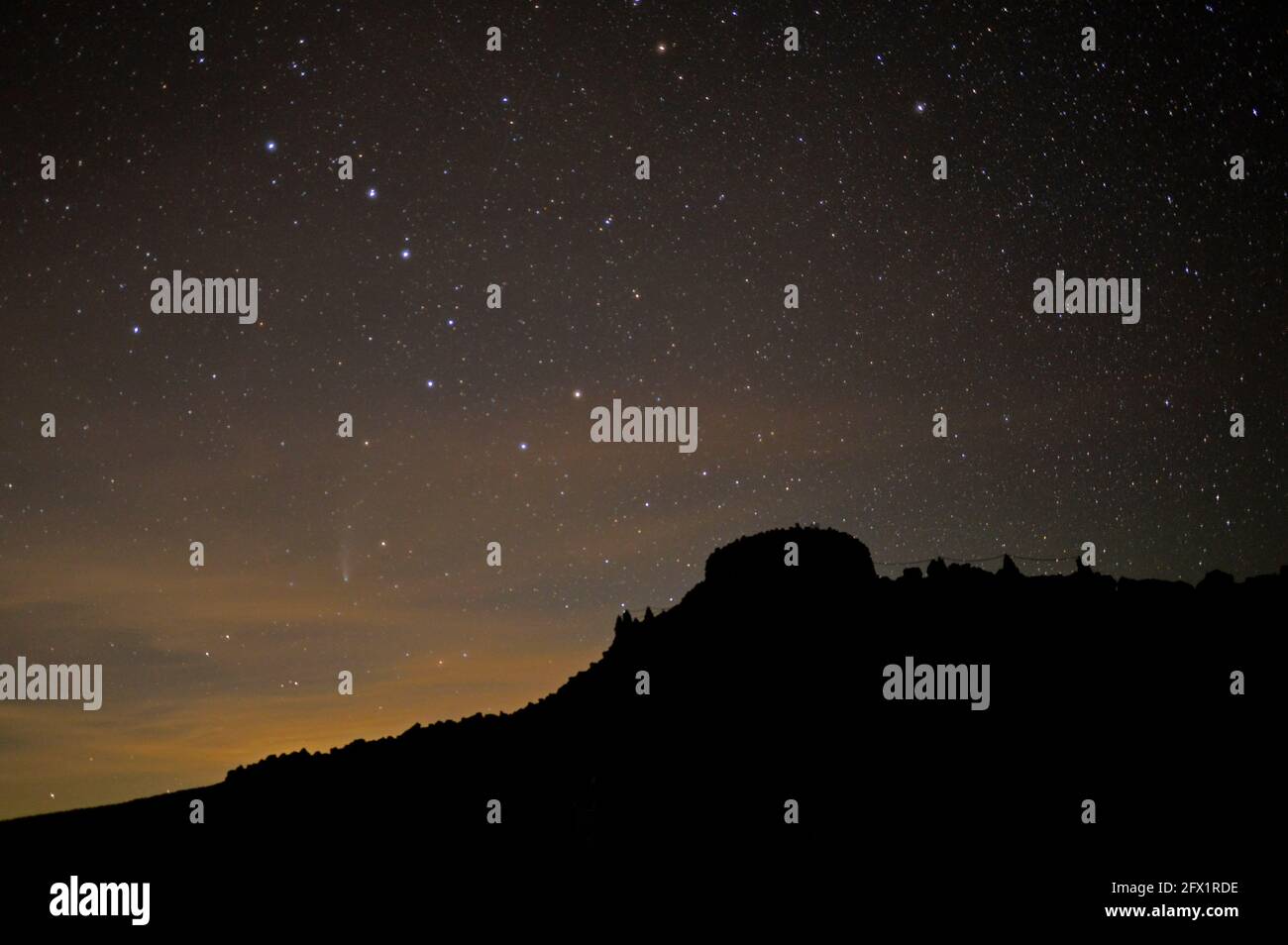 Observatorium mit Neowise-Kometen Stockfoto