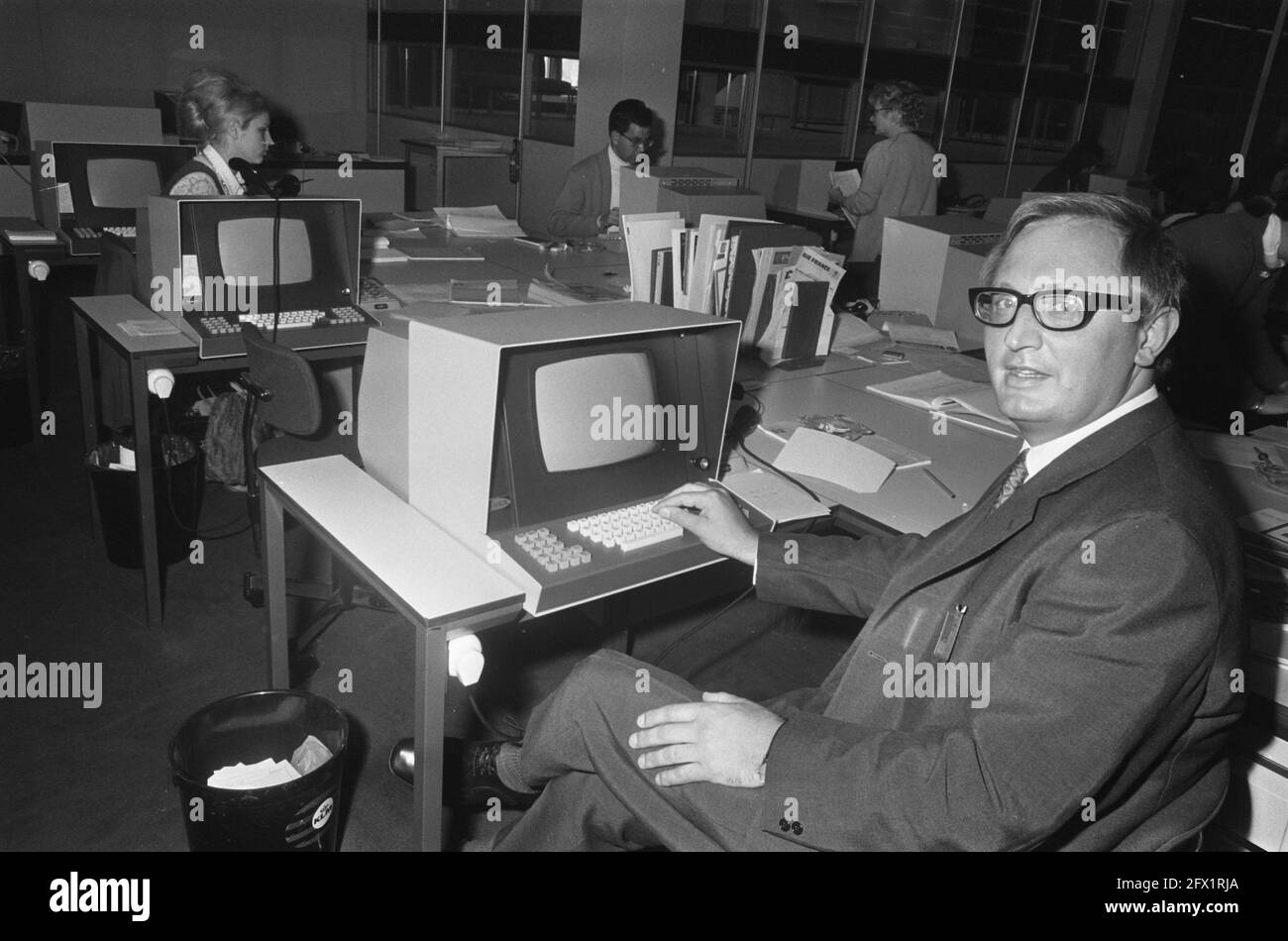 Computergebäude von KLM für die automatische Buchungsmethode Corda in Amstelveen. Ir. G. J. de Wit zeigt Operation of Corda, 11. März 1970, Niederlande, Foto der Presseagentur des 20. Jahrhunderts, Nachrichten zu erinnern, Dokumentarfilm, historische Fotografie 1945-1990, visuelle Geschichten, Menschliche Geschichte des zwanzigsten Jahrhunderts, Momente in der Zeit festzuhalten Stockfoto