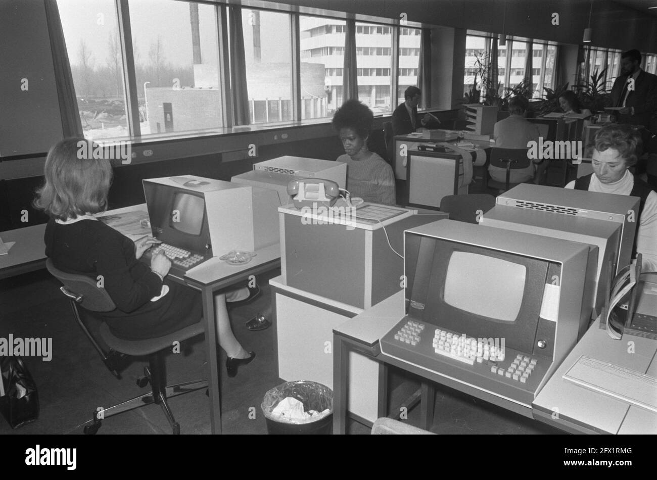 KLM-Computergebäude für die automatische Buchungsmethode Corda in Amstelveen. Girls at the Corda, 11. März 1970, Niederlande, Foto der Presseagentur des 20. Jahrhunderts, zu erinnerende Nachrichten, Dokumentarfilm, historische Fotografie 1945-1990, visuelle Geschichten, Menschliche Geschichte des zwanzigsten Jahrhunderts, Momente in der Zeit festzuhalten Stockfoto