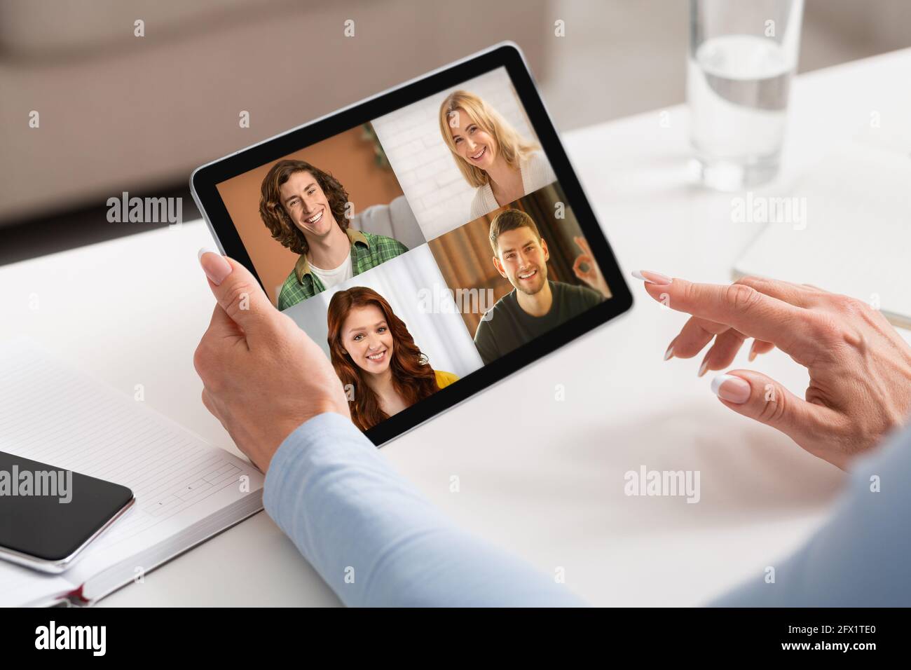 Fernere visuelle Kommunikation, moderne Technik für Videotreffen Stockfoto