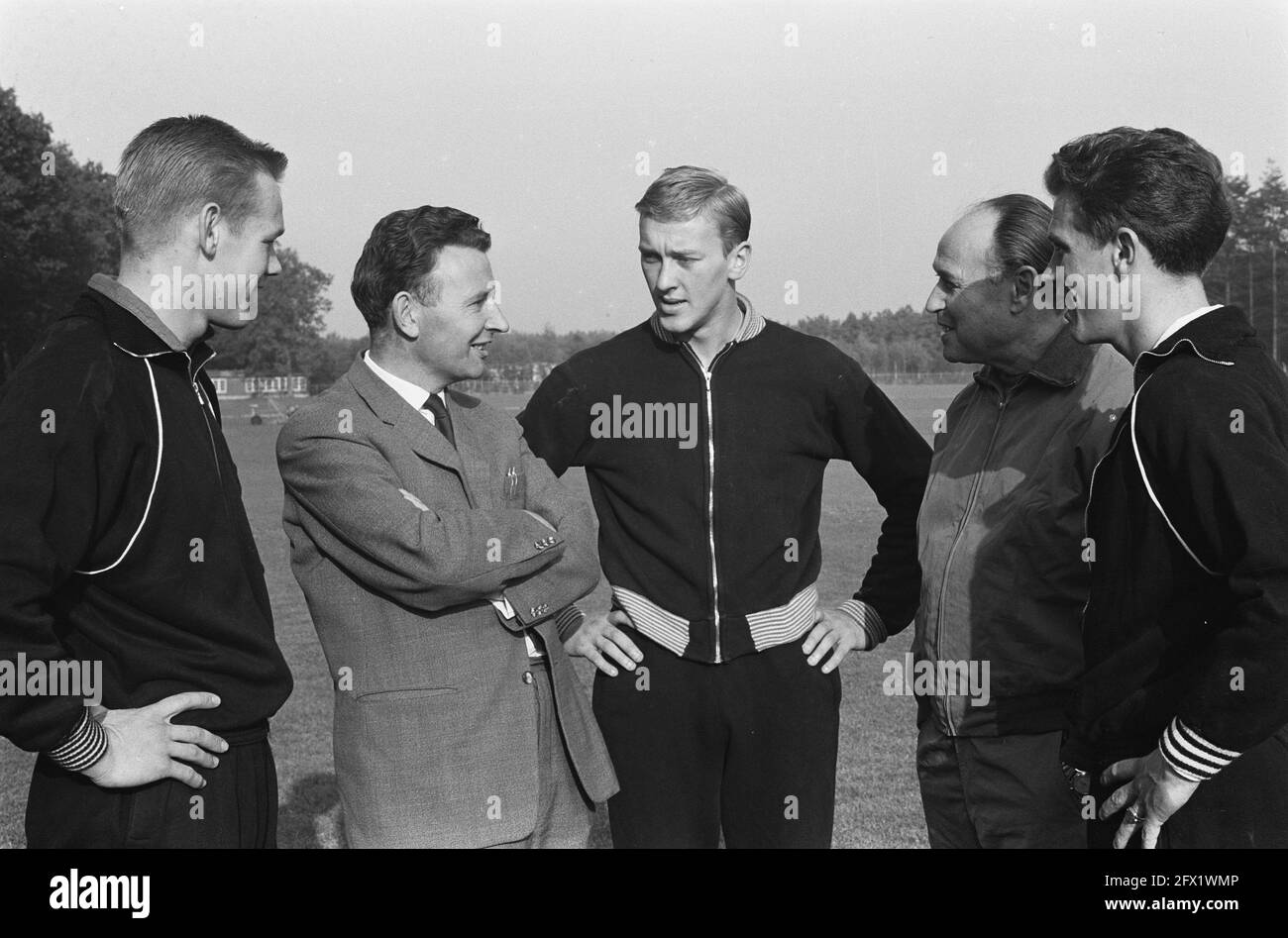 Das letzte Treffen der niederländischen Nationalmannschaft in Zeist vor dem Spiel gegen Belgien, Geurtsen, Bosveld, Pronk, Van der Kuilen, Elek Schwartz, Lemstra und (Toon?) Martens. (Fünf Personen: Von links nach rechts: 1, 2, Pim Doesburg?, Elek Schwartz, 5.), 9. Oktober 1962, Sport, Fußball, Niederlande, 20. Jahrhundert Presseagentur Foto, Nachrichten zu erinnern, Dokumentarfilm, historische Fotografie 1945-1990, visuelle Geschichten, Menschliche Geschichte des zwanzigsten Jahrhunderts, Momente in der Zeit festzuhalten Stockfoto
