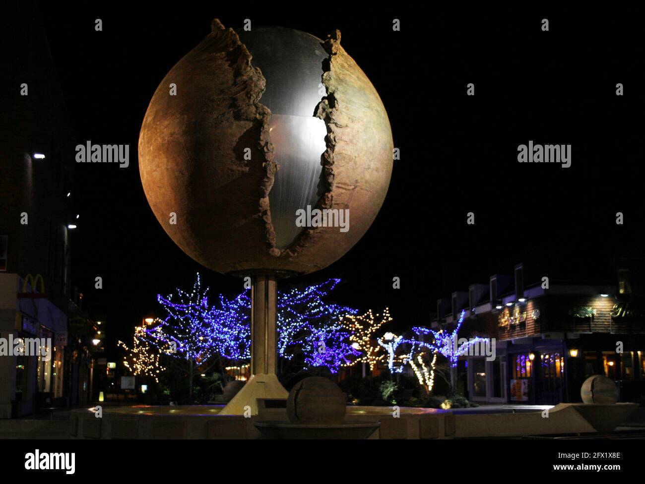 Shelley Brunnen in Horsham Stadtzentrum bei Nacht auf neu Jahre Tag 2006 ein kinetisches Wasserspiel von der Skulptur Angela Conner installiert 1996 entfernt 2016 Stockfoto