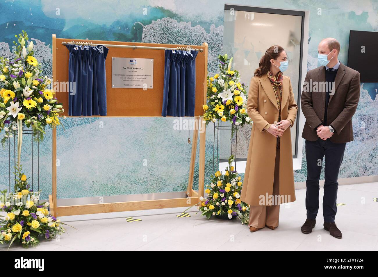 Der Herzog und die Herzogin von Cambridge während der offiziellen Eröffnung des Balfour, Orkneys neues Krankenhaus in Kirkwall, wo sie mit Mitarbeitern des Gesundheitsdienstes zusammentreffen, während sie ihre Reise durch Schottland fortsetzen. Bilddatum: Dienstag, 25. Mai 2021. Stockfoto