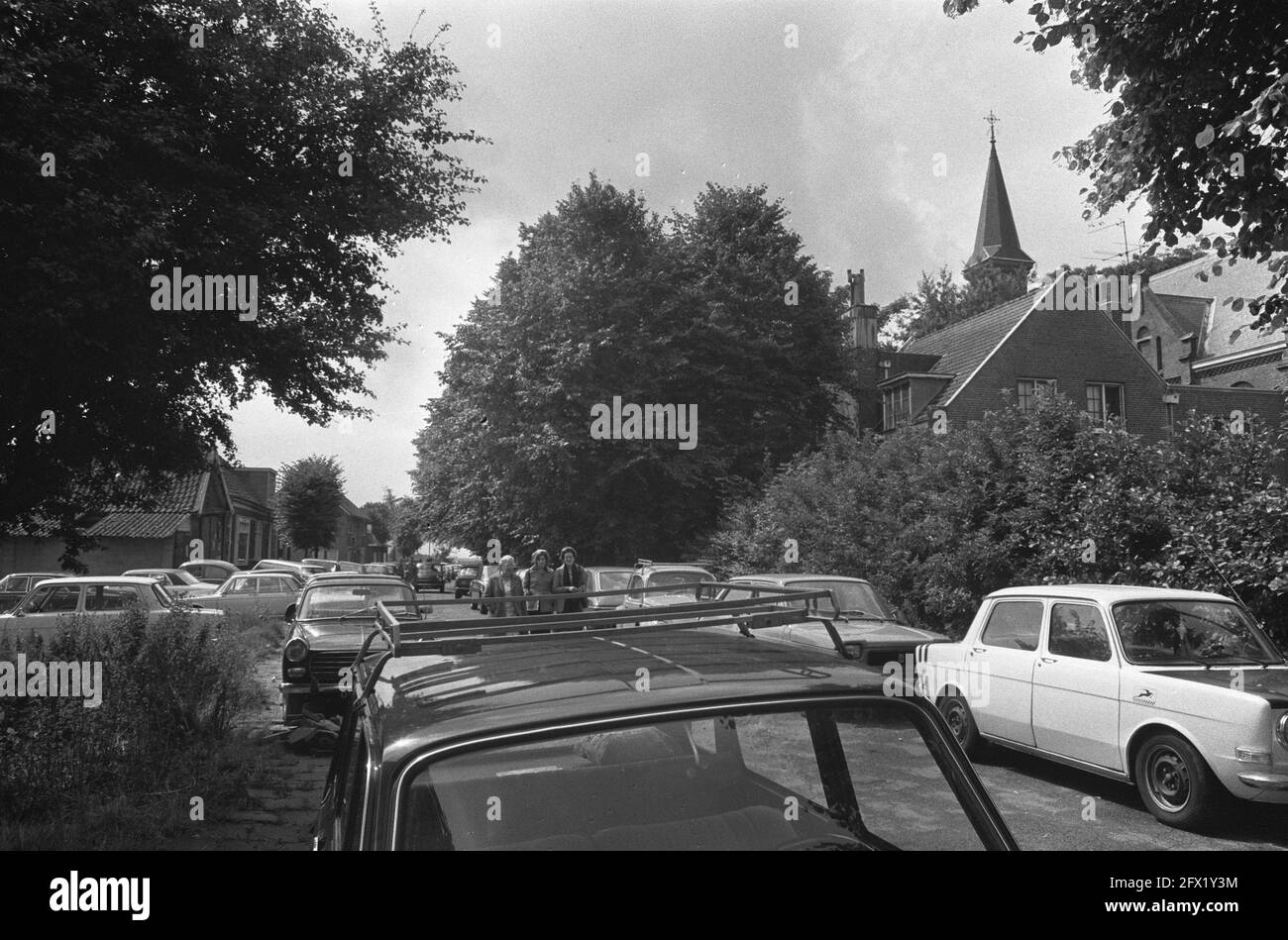 Letzte Messe in der Kirche in Ruygoord, Menschenmengen im Dorf, 22. Juli 1973, Dörfer, Kirchen, Messen, Niederlande, Foto der Presseagentur des 20. Jahrhunderts, Nachrichten zur Erinnerung, Dokumentarfilm, historische Fotografie 1945-1990, visuelle Geschichten, Menschliche Geschichte des zwanzigsten Jahrhunderts, Momente in der Zeit festzuhalten Stockfoto