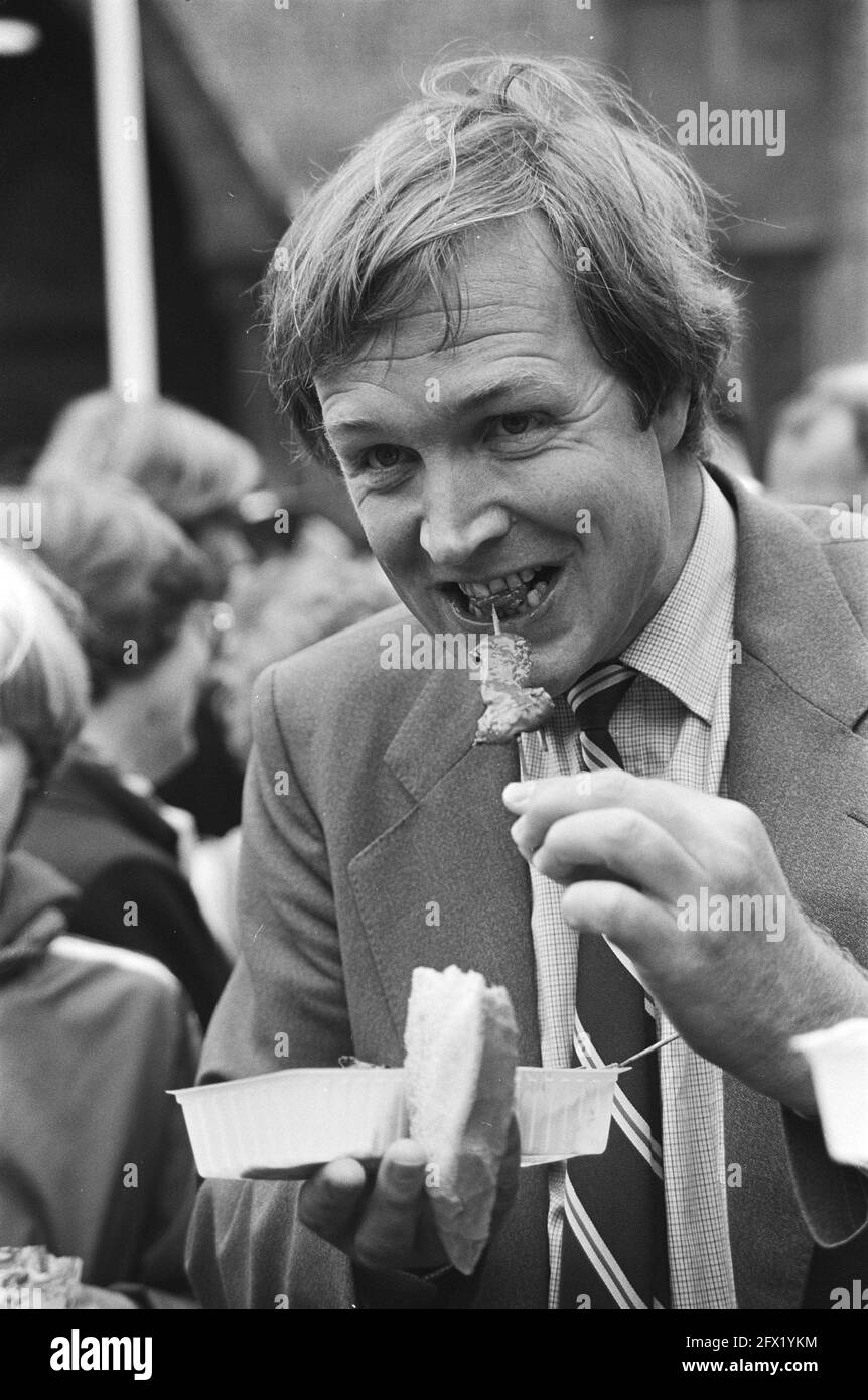 Letzte Sitzung des Unterhauses vor Sommerpause wurde auf der Binnenhof-jährlichen Grillparty Jan Terlouw isst sate, 25. Juni 1981, Treffen, Grillabende, Niederlande, Presseagentur des 20. Jahrhunderts, Foto, Nachrichten zum erinnern, Dokumentarfilm, historische Fotografie 1945-1990, visuelle Geschichten, Menschliche Geschichte des zwanzigsten Jahrhunderts, Momente in der Zeit festzuhalten Stockfoto