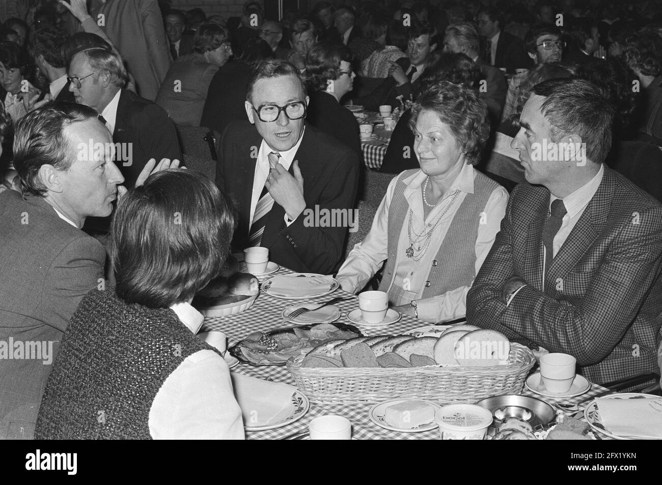 Letztes Treffen KVP wegen Fusion mit CDA, beim Mittagessen Van Leeuwen (Ex-Chairman CHU), Van Zeil (Ex-Chairman KVP) De Boer, 4. Oktober 1980, Treffen, Mittagessen, Niederlande, Presseagentur des 20. Jahrhunderts, Foto, Nachrichten zum erinnern, Dokumentarfilm, historische Fotografie 1945-1990, visuelle Geschichten, Menschliche Geschichte des zwanzigsten Jahrhunderts, Momente in der Zeit festzuhalten Stockfoto