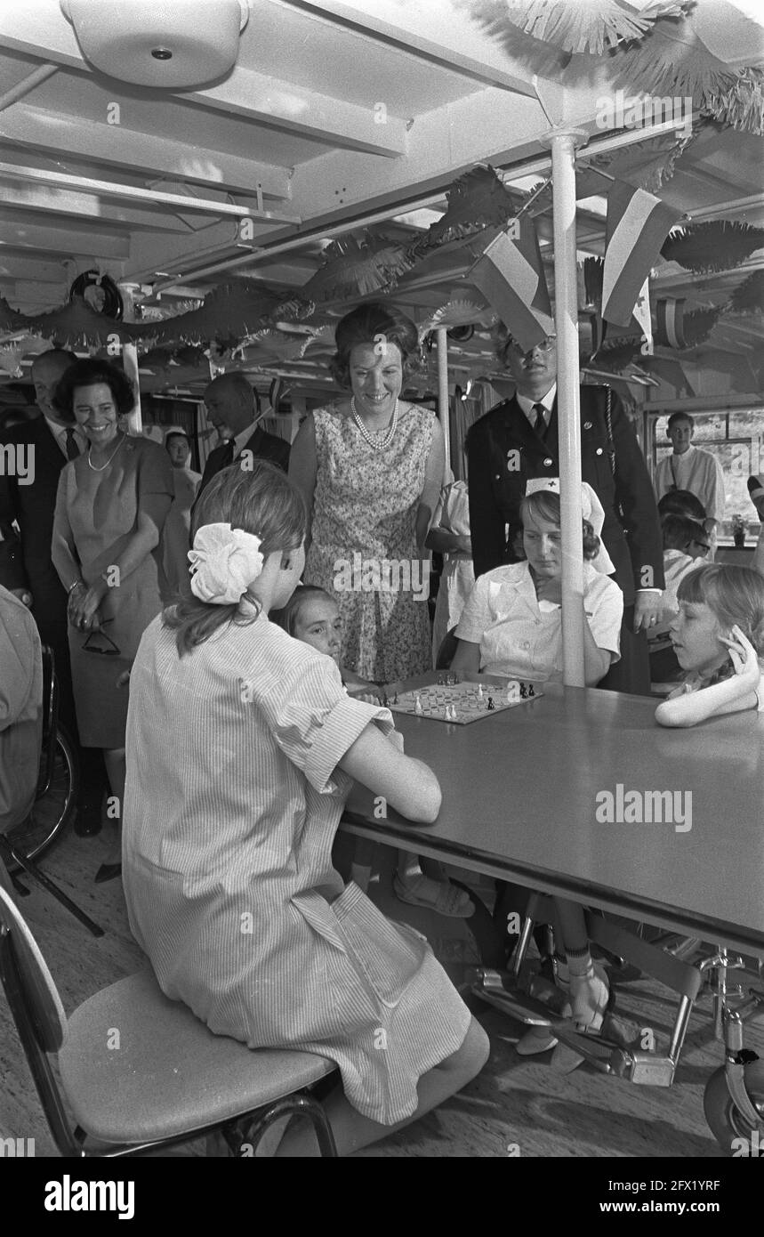 Prinzessin Beatrix auf dem Krankenhausschiff Henri Dunant. Prinzessin Beatrix beim Spielen von Halma [ANMERKUNG: Falsche Beschreibung, dies ist nicht Halma, sondern Mens erger je niet], 18. Juli 1967, Krankenhausschiffe, Spiele, Niederlande, Presseagentur des 20. Jahrhunderts, Foto, Nachrichten zum erinnern, Dokumentarfilm, historische Fotografie 1945-1990, visuelle Geschichten, Menschliche Geschichte des zwanzigsten Jahrhunderts, Momente in der Zeit festzuhalten Stockfoto