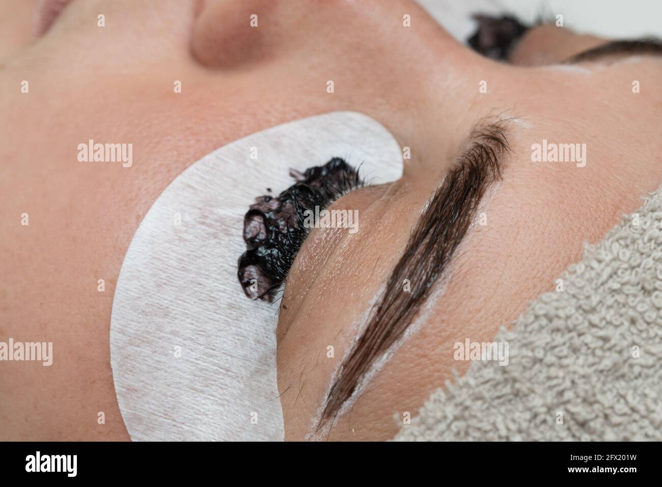 Augenbrauen und Wimpern in einem Schönheitssalon mit Henna einfärben. Stockfoto