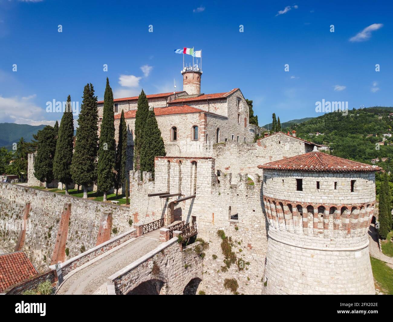 Drohnenansicht des zentralen Eingangs mit einer mittelalterlichen Zugbrücke In der Burg von Brescia Stadt Stockfoto