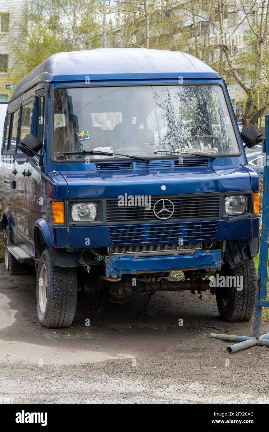 Der alte blaue Mercedes ist ein Minivan ohne Stoßstange. Surgut, Russland - 17, Mai 2021. Stockfoto