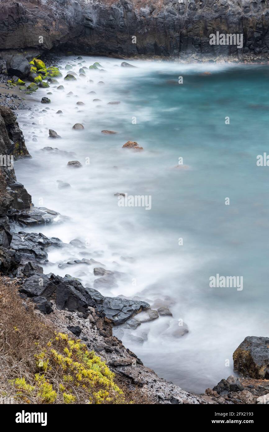 Langzeitaufnahme der Flut, die auf Crab Island, Los Gigantes, Teneriffa, Kanarische Inseln, Spanien eingeht Stockfoto