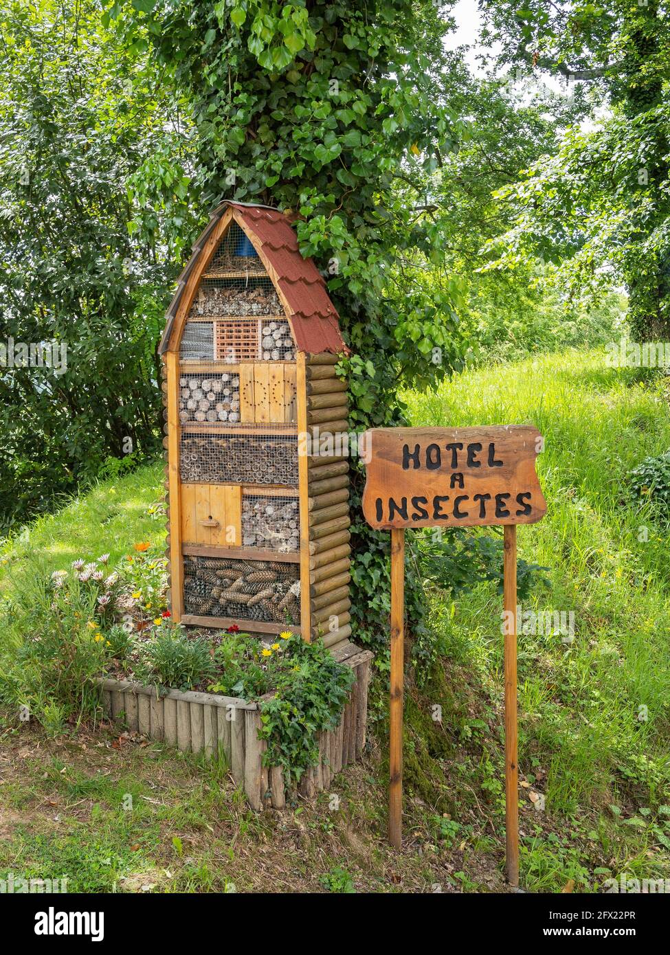 Holzhotel für kleine Insekten Stockfoto