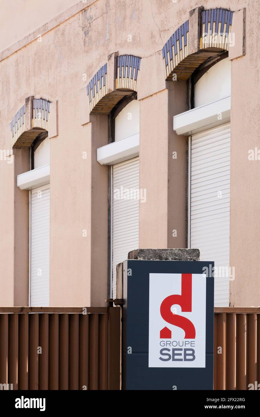 Tournus, Frankreich - 5. Juli 2020: Groupe SEB-Werk in Tournus. Groupe SEB ist ein großes französisches Konsortium, das Kleingeräte herstellt Stockfoto