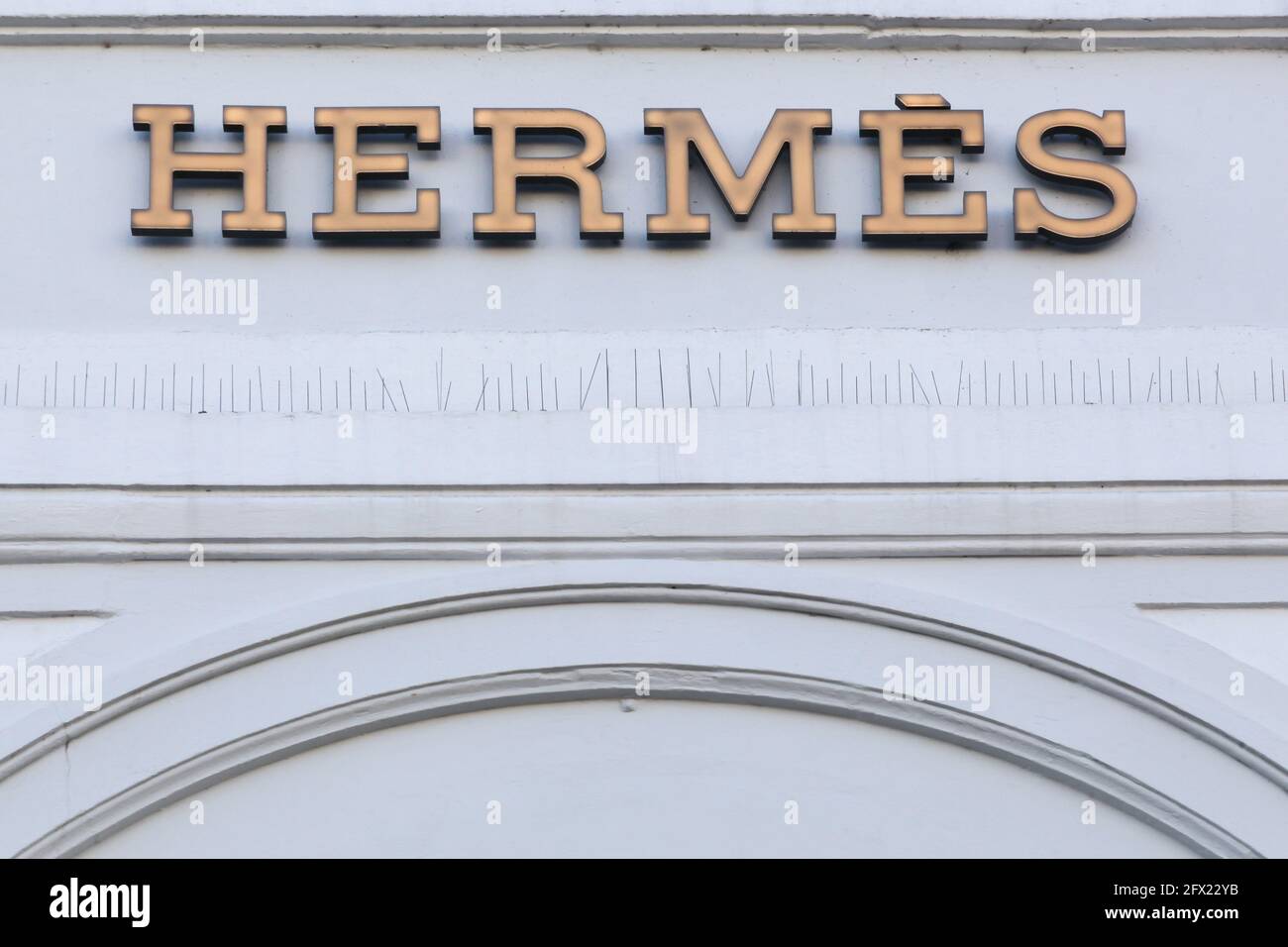 Kopenhagen, Dänemark - 2. April 2019: Hermes Logo an der Wand. Hermes ist ein französischer Luxusgüterhersteller, der 1837 gegründet wurde Stockfoto