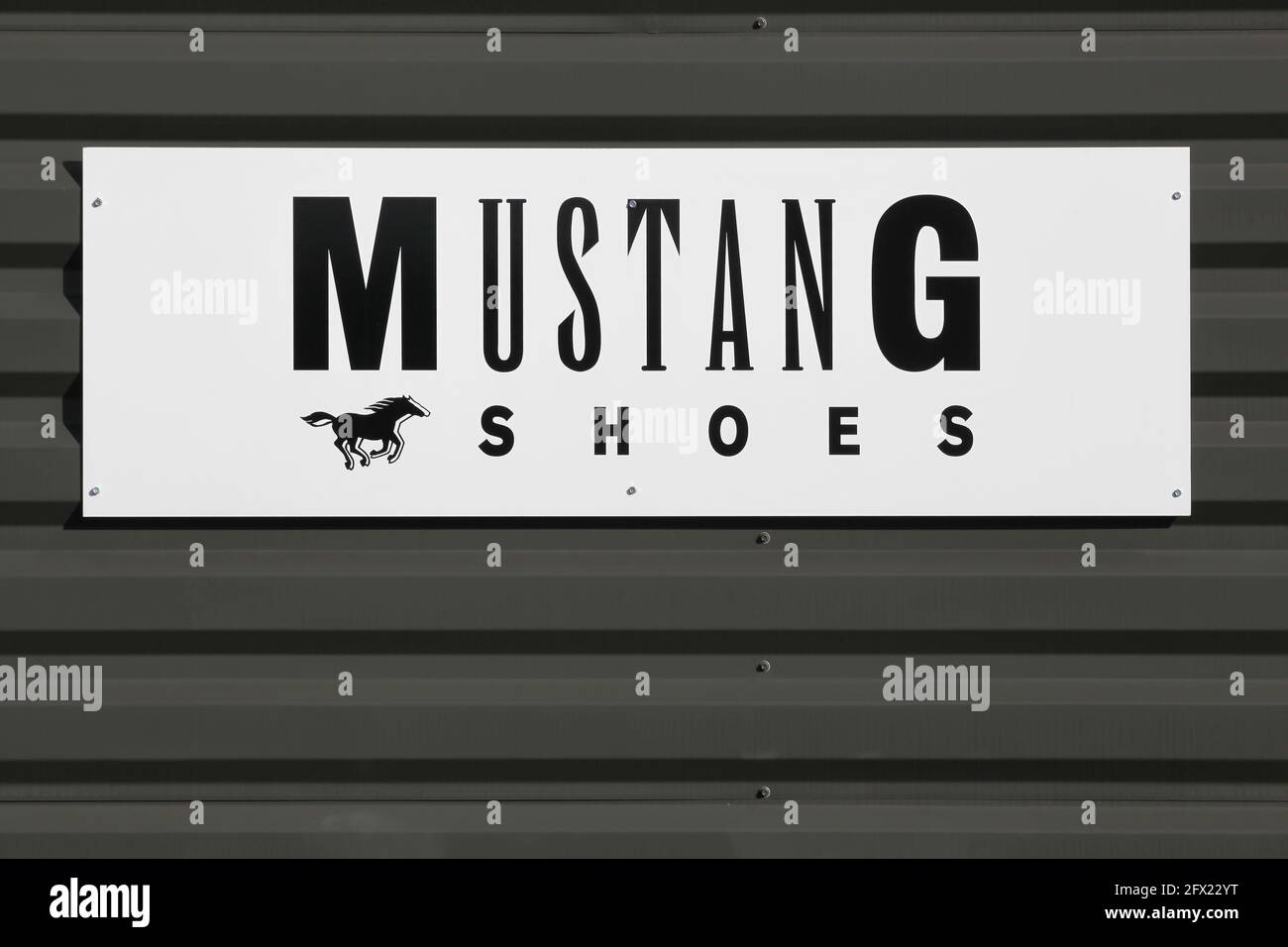 Macon, Frankreich - 15. März 2020: Mustang Schuhe Logo an einer Wand. Die 1932 gegründete Marke Mustang ist eine Erfolgsgeschichte in der Geschichte der Jeans Stockfoto