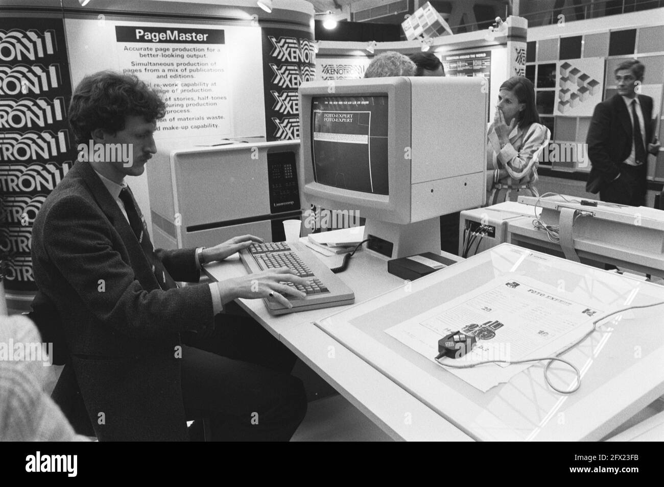 Layout Mit Einem Computer, 10. Oktober 1983, Automatisierung,  Demonstrationen, Innovationen, Zeitungen, Niederlande, Foto Der  Presseagentur Des 20. Jahrhunderts, Zu Erinnerende Nachrichten,  Dokumentarfilm, Historische Fotografie 1945-1990, Visuelle ...