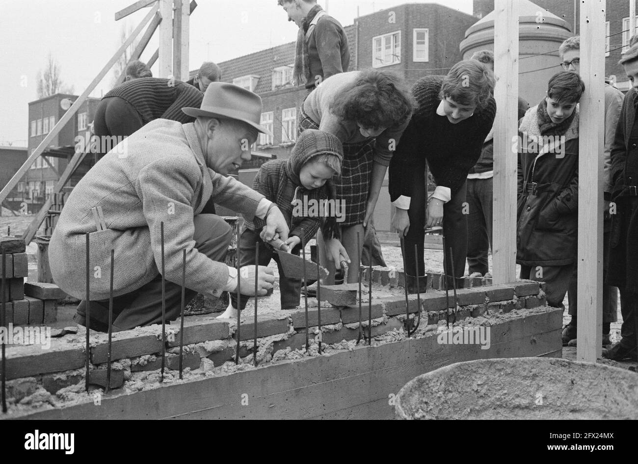 Schüler, die die ersten Steine des Jugendzentrums Nord an der Gulls Lane, Hansje Burger, 3 Jahre alt, legt den ersten Stein unter der Aufsicht von Herrn Bakker, 21. Dezember 1962, Schüler, Lehrer, Jugendzentren, Niederlande, Presseagentur des 20. Jahrhunderts, Foto, Nachrichten zu erinnern, Dokumentarfilm, historische Fotografie 1945-1990, visuelle Geschichten, Menschliche Geschichte des zwanzigsten Jahrhunderts, Momente in der Zeit festzuhalten Stockfoto