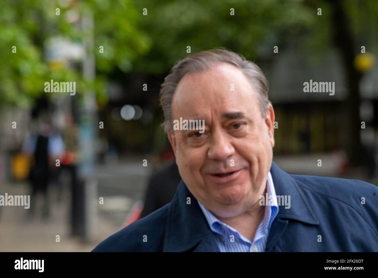 London, Großbritannien. Mai 2021. Alex Salmond, ehemaliger schottischer Chief Minister, vor dem Parlamentsgebäude Kredit: Ian Davidson/Alamy Live News Stockfoto