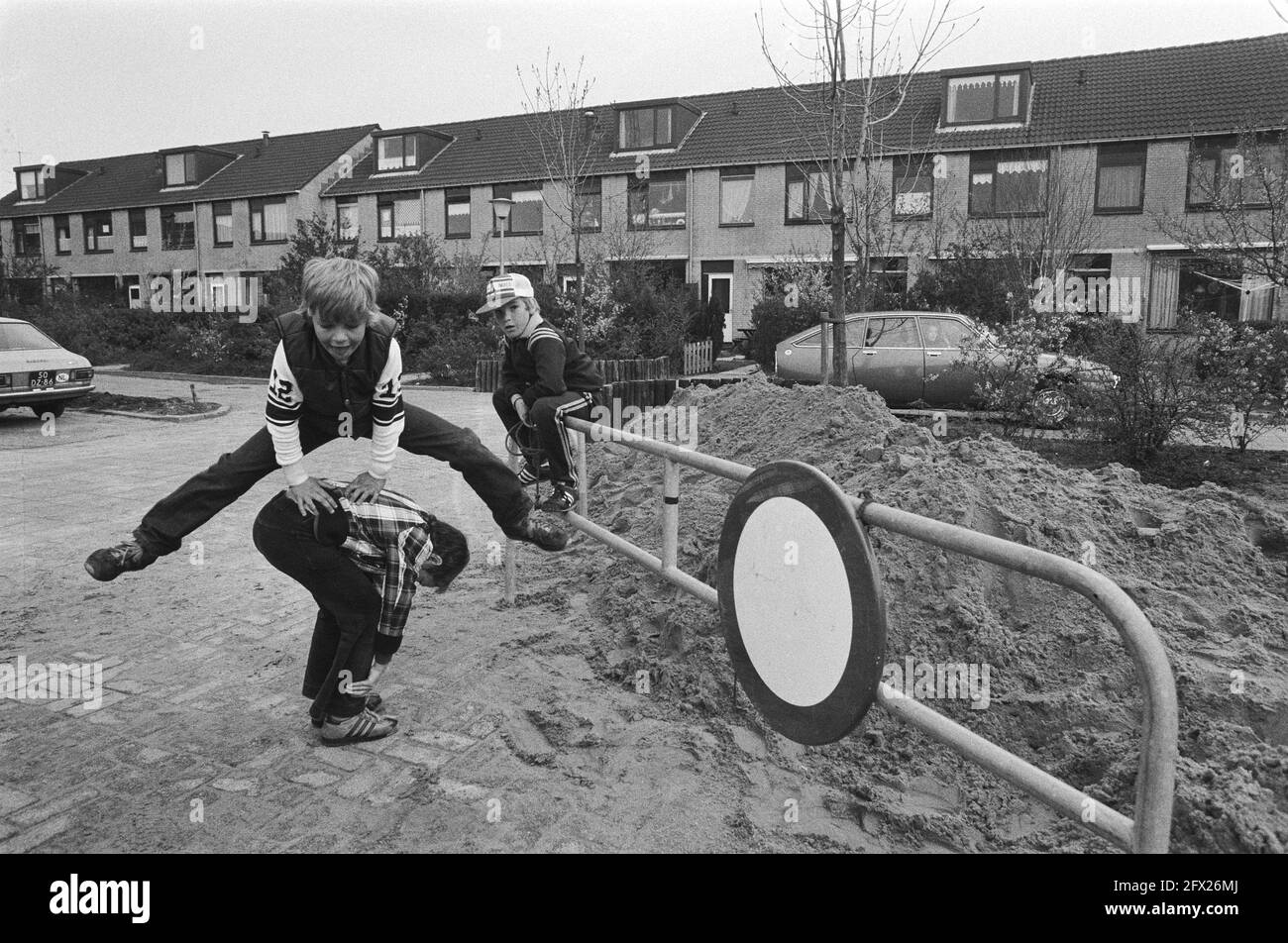 Lekkerkerk i.v.m. chemischer Abfall im Boden; Kinder spielen in der Nähe des Platzes, wo Fässer (42) ausgegraben wurden, 26. April 1980, ABFALL, Kinder, VATEN, Ausgrabungen, Niederlande, Presseagentur des 20. Jahrhunderts, Foto, Nachrichten zum erinnern, Dokumentarfilm, historische Fotografie 1945-1990, visuelle Geschichten, Menschliche Geschichte des zwanzigsten Jahrhunderts, Momente in der Zeit festzuhalten Stockfoto