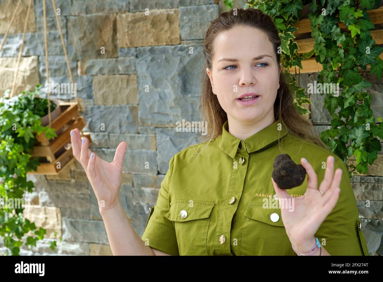 Ivana Karlic aus Karlic Tartufi, Kroatien, spricht mit den Besuchern über die schwarzen Trüffel, die sie ernten. Stockfoto