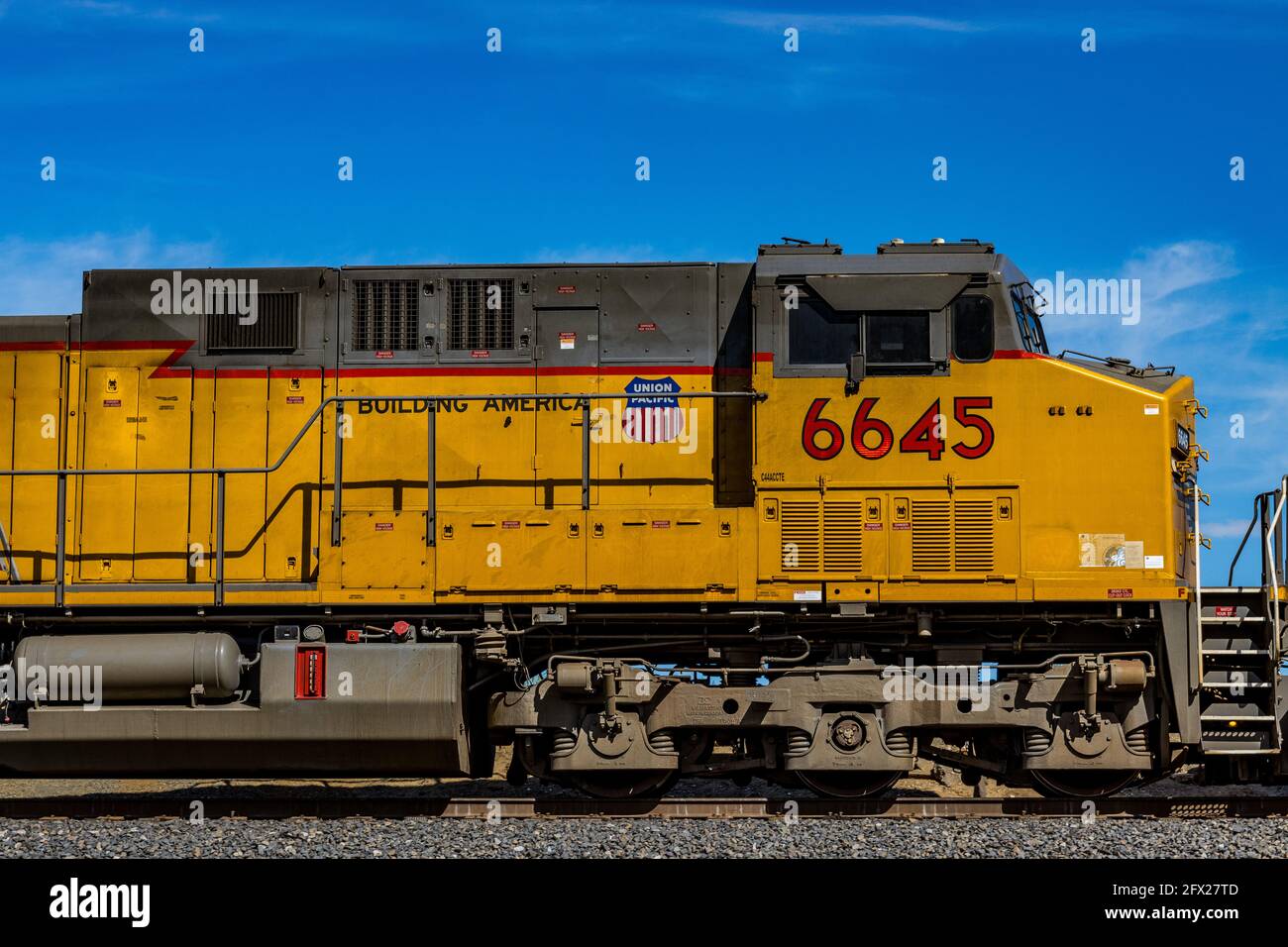 Eine Union Pacific Locomotive, die eine Ladung Kohle hereinzieht Marysville, Kalifornien, USA Stockfoto