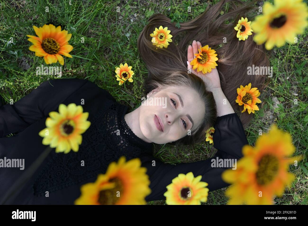 Porträt EINES glücklichen frischen Mädchens mit Blumen in ihr Haare auf dem Feld Stockfoto