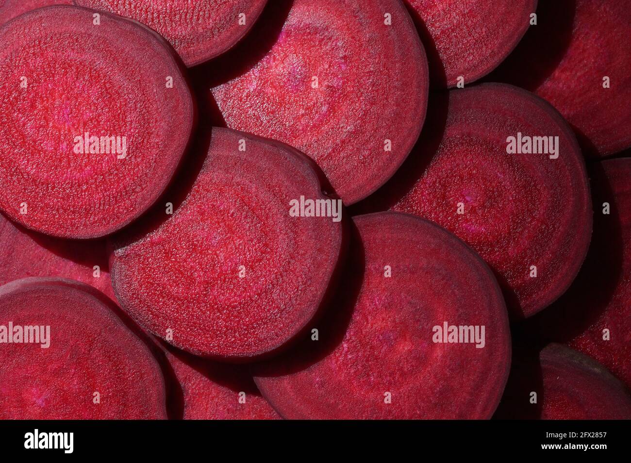 Nahaufnahme Gesunde Rote Rübenwurzel In Scheiben Geschnitten Stockfoto