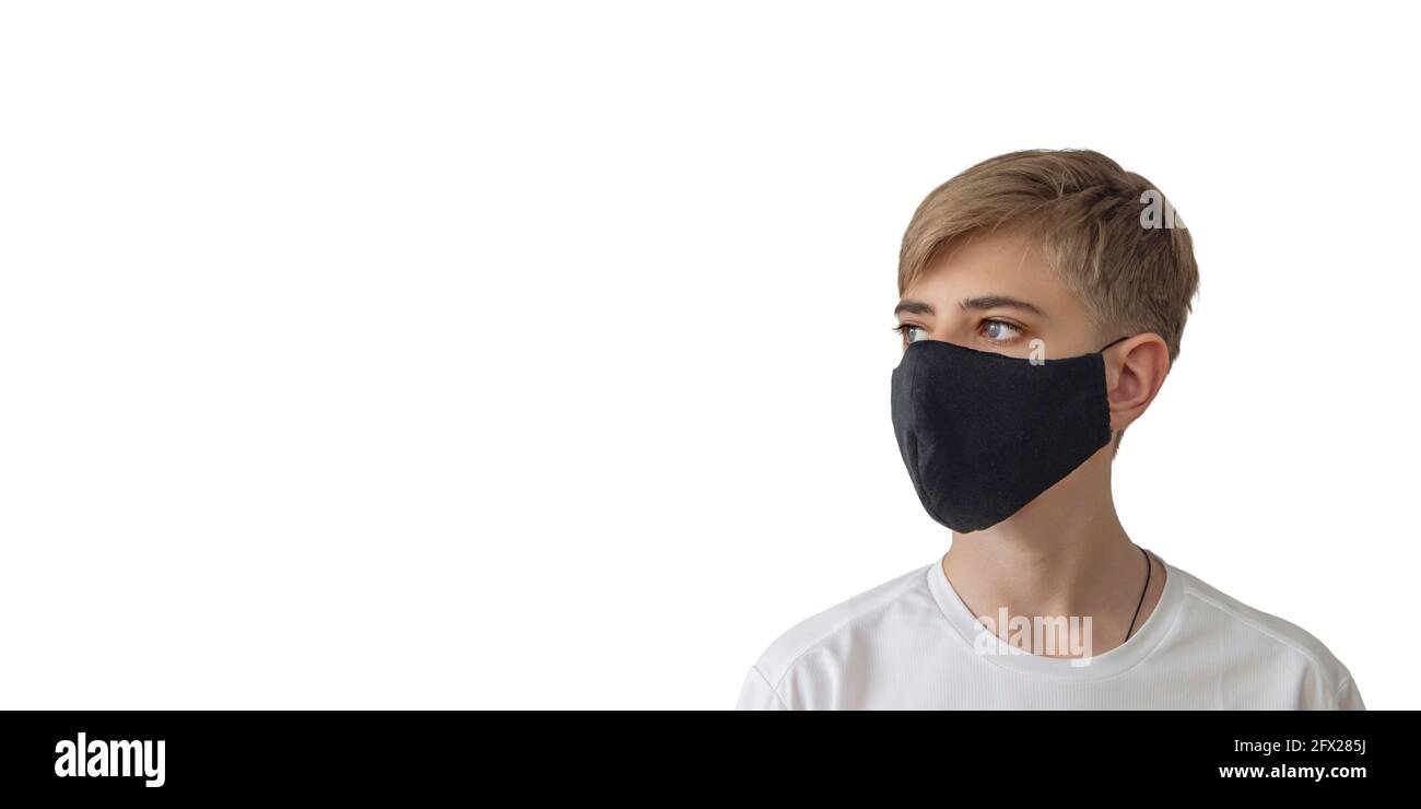 Porträt eines Teenagers in einer chirurgischen medizinischen schützenden schwarzen Maske auf weißem Hintergrund, Kopierraum Stockfoto