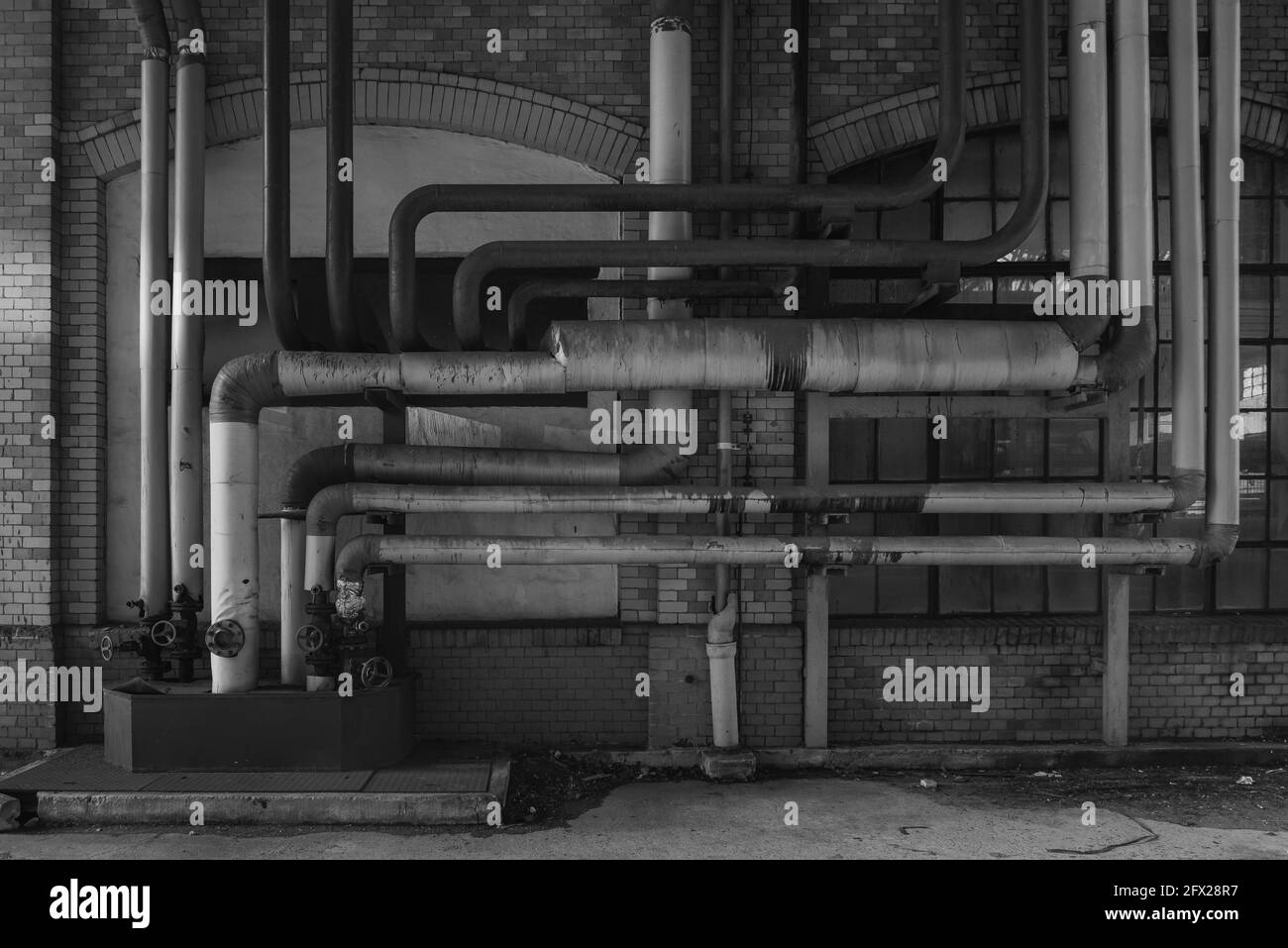 Alte Rohre auf einer Industriefassade Stockfoto