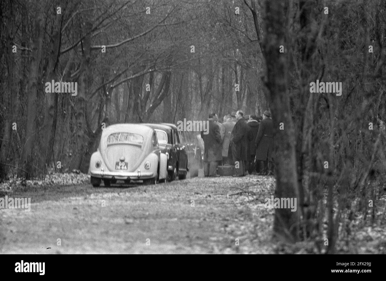 Leiche von Colombo im Amsterdamer Wald gefunden. Auto mit Anhänger am Fundort, 7. Dezember 1961, BOSSEN, Waggons, Niederlande, Presseagentur des 20. Jahrhunderts, Foto, Nachrichten zum erinnern, Dokumentarfilm, historische Fotografie 1945-1990, visuelle Geschichten, Menschliche Geschichte des zwanzigsten Jahrhunderts, Momente in der Zeit festzuhalten Stockfoto