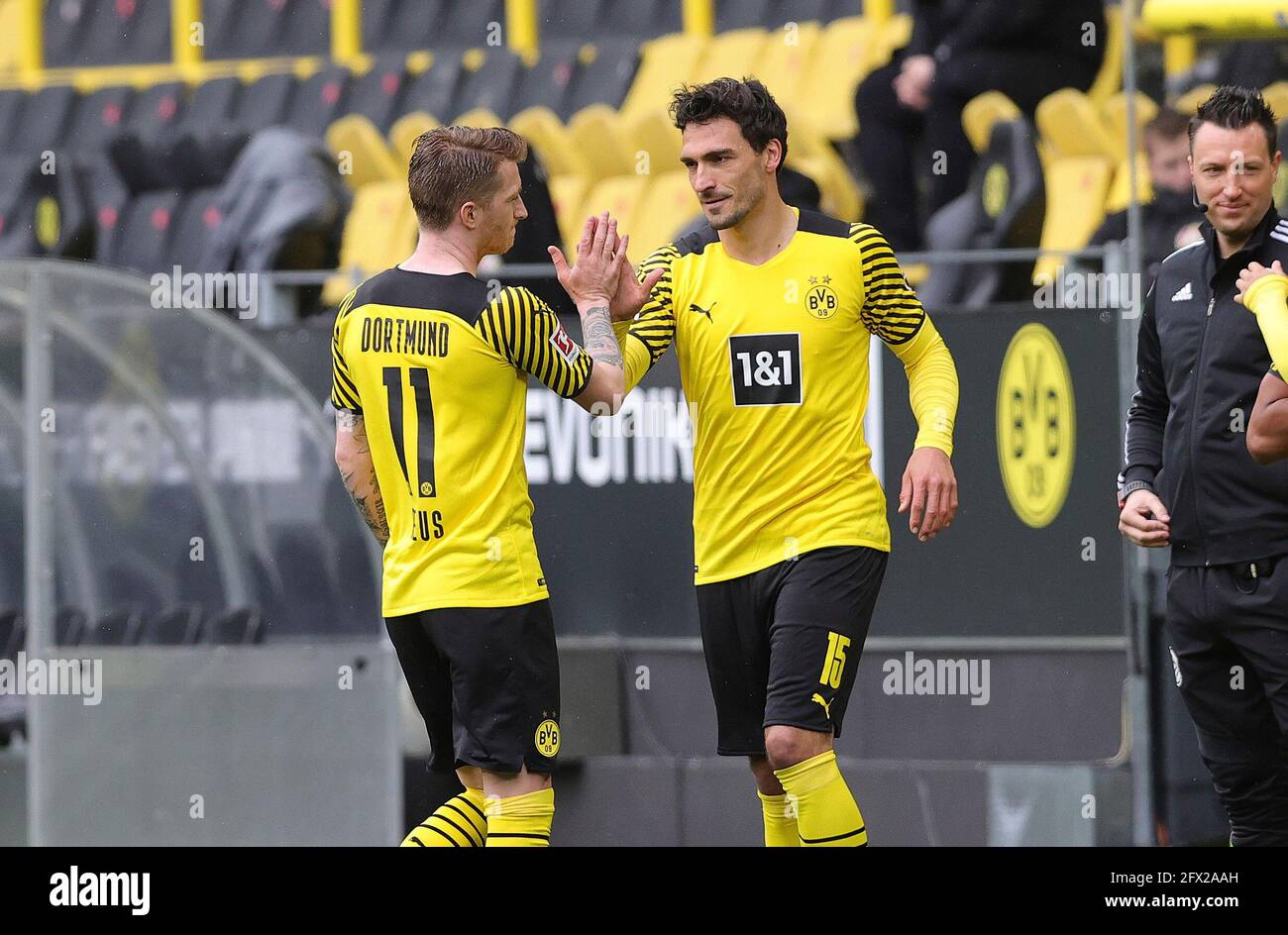 Mats HUMMELS r. (DO) klatscht Marco REUS (DO), Substitution, Substitution. Fußball 1. Bundesliga, 34. Spieltag, Borussia Dortmund (DO) - Bayer 04 Leverkusen (LEV) 3: 1, am 22. Mai 2021 in Dortmund. Foto: Ralf Ibing / firo Sportphoto / Pool via Fotoagentur Sven Simon # die DFL-Vorschriften verbieten die Verwendung von Fotos als Bildsequenzen und/oder quasi-Video # nur für redaktionelle Verwendung # Nationale und Internationale Nachrichtenagenturen OUT ¬ Stockfoto