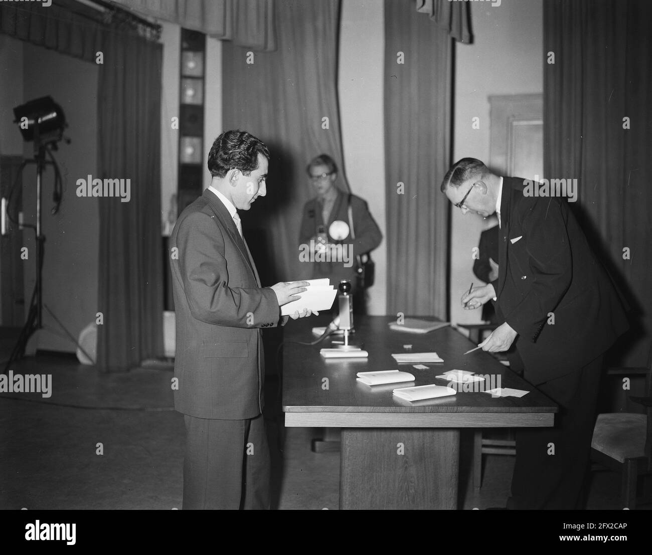 Losen-Zeichnung World-Schachbewerber-Turnier Amsterdam, 26. März 1956, Kandidaten, Schach, Niederlande, 20. Jahrhundert Presseagentur Foto, Nachrichten zu erinnern, Dokumentarfilm, historische Fotografie 1945-1990, visuelle Geschichten, Menschliche Geschichte des zwanzigsten Jahrhunderts, Momente in der Zeit festzuhalten Stockfoto