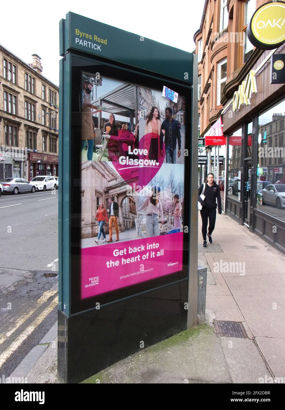 Eine Werbesäule in der Byres Road, preist die Menschen, nach Glasgow zu kommen und einen Besuch in der Stadt zu genießen. Es versucht Touristen, Besucher und Urlauber zu ermutigen, Glasgow zu besuchen. Genießen Sie die Einkaufsmöglichkeiten, Sehenswürdigkeiten und den Empfang von großartigen Menschen, Einer großartigen schottischen Stadt. 2021. ©ALAN WYLIE/ALAMY Stockfoto