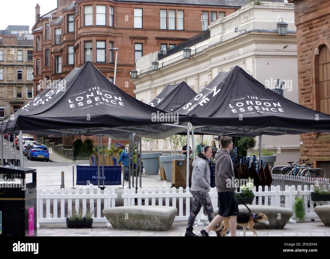 Die berühmte Getränkefirma London Essence hat einen Außenposten in der Stadt Glasgow und hier befindet sich ihre Außensitzecke in der Byres Road .©ALAN WYLIE/ALAMY Stockfoto