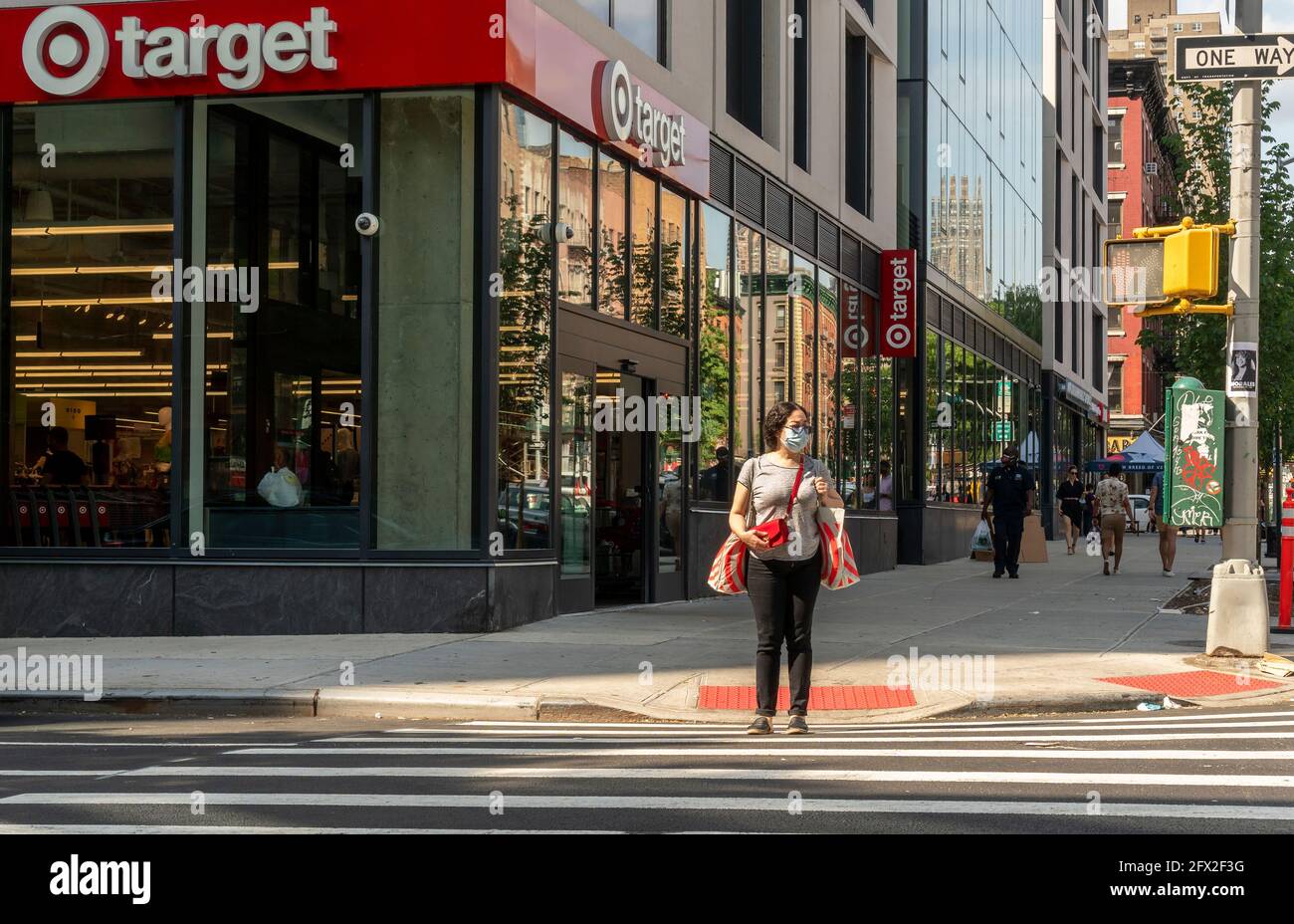 Shopper außerhalb eines Target Store in der Hellâ €™s Kitchen Nachbarschaft in New York am Sonntag, den 23. Mai 2021. (ÂPhoto von Richard B. Levine) Stockfoto