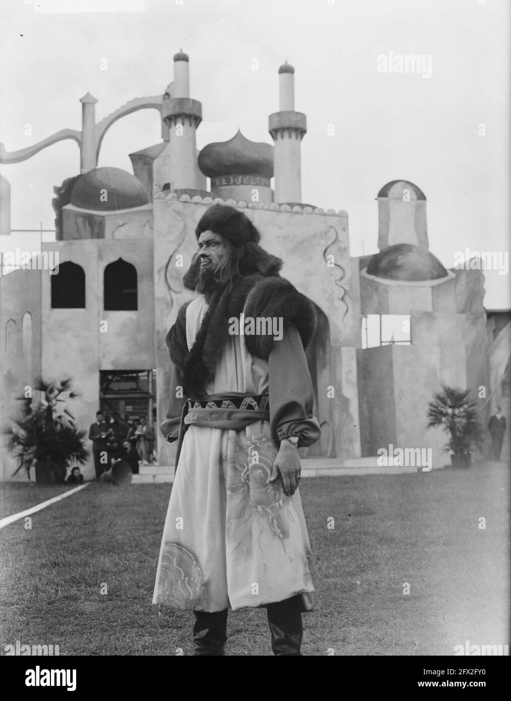 Lustrum Utrechtss Studenten Corps. Lustrum Spiel Djenghis Khan. Jhr. Van Beresteyn spielt Djenghis Khan, 4. Juli 1951, Jubiläen, Studentenverbände, Niederlande, Presseagentur des 20. Jahrhunderts, Foto, Nachrichten zum erinnern, Dokumentarfilm, historische Fotografie 1945-1990, visuelle Geschichten, Menschliche Geschichte des zwanzigsten Jahrhunderts, Momente in der Zeit festzuhalten Stockfoto