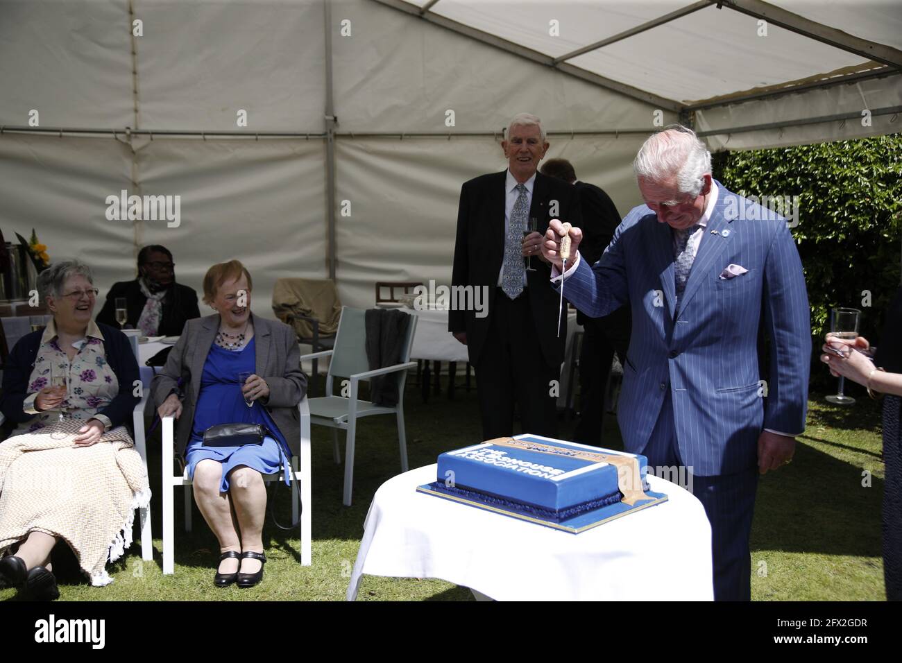 Der Prinz von Wales, Patron der Almshouse Association, feiert das 75-jährige Bestehen der Association während eines Besuchs im Coventry Church Municipal Charities Bond's Hospital. Bilddatum: Dienstag, 25. Mai 2021. Stockfoto