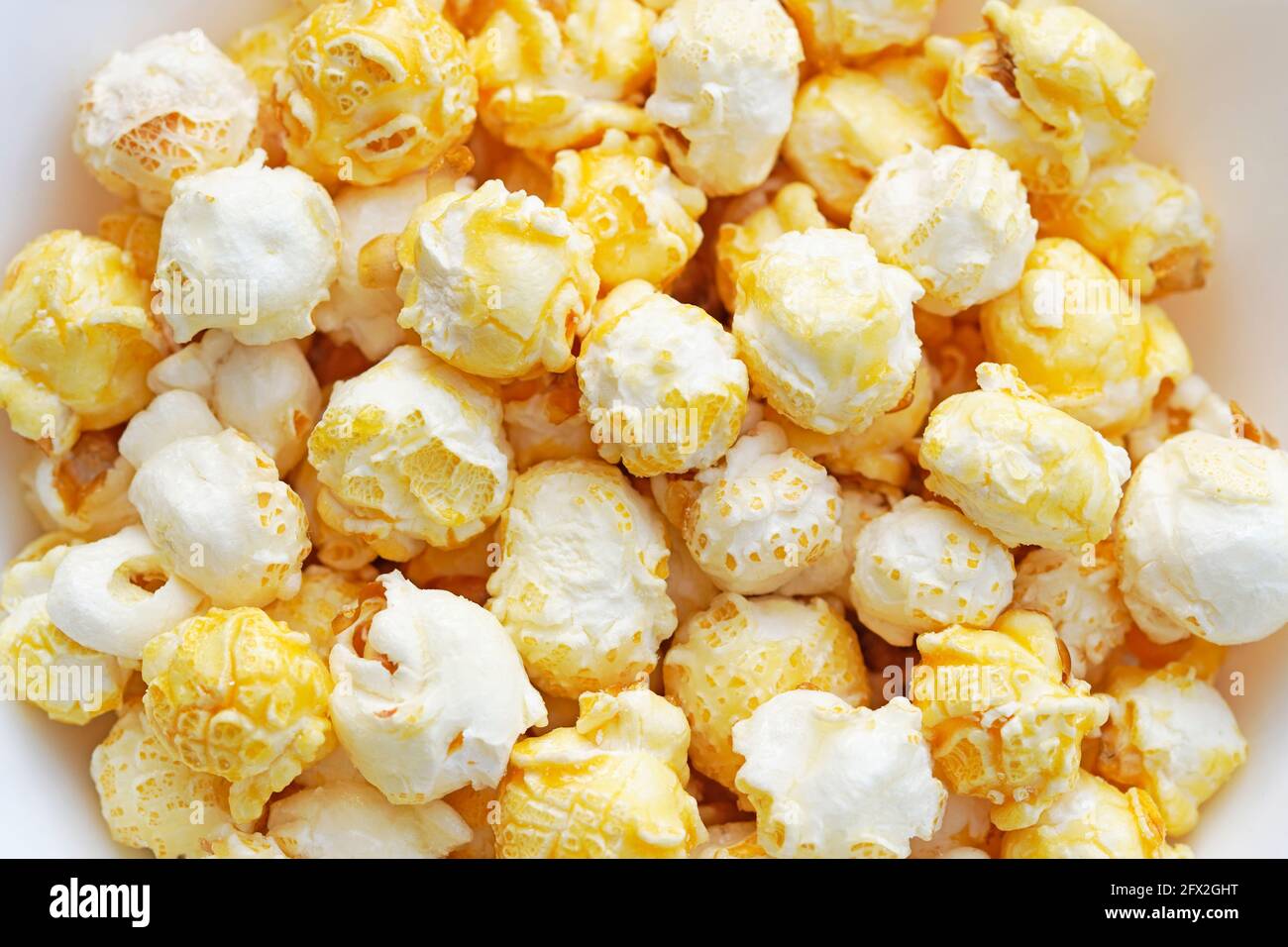 Karamellisiertes süßes Popcorn aus nächster Nähe. Makroaufnahme von süßen Leckereien. Essen als Hintergrund. Stockfoto