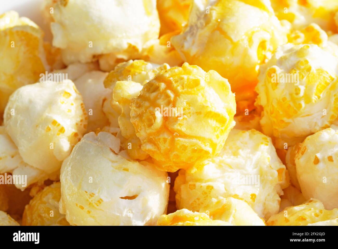 Karamellisiertes süßes Popcorn aus nächster Nähe. Makroaufnahme von süßen Leckereien. Essen als Hintergrund. Stockfoto