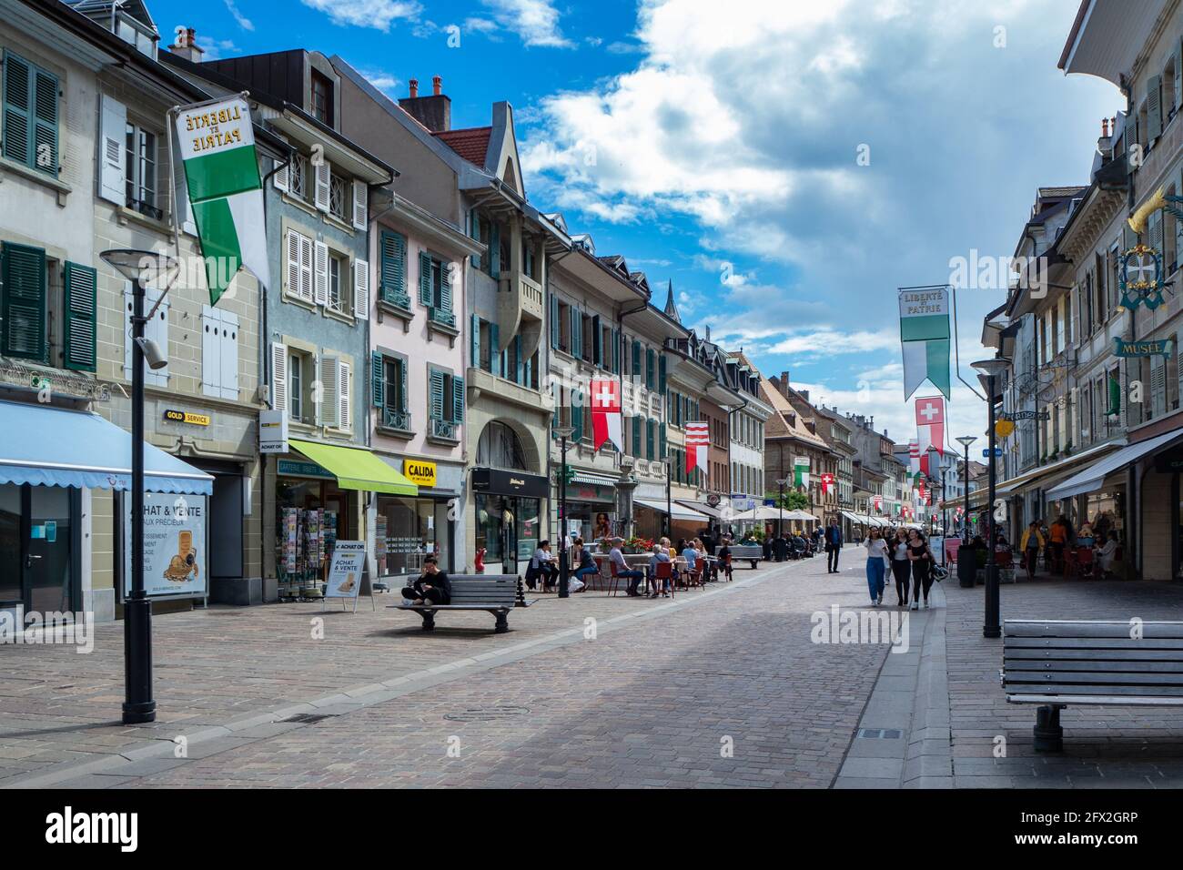 Morges, Schweiz - 19. Juni 2020: Belebte Fußgängerzone Stockfoto