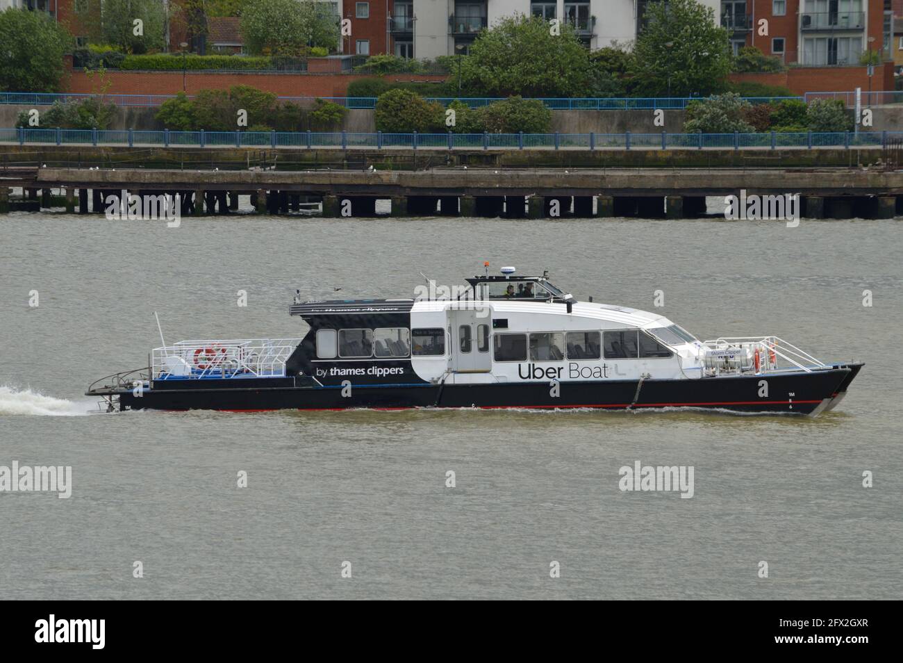 Uber Boot mit dem Thames Clipper River Bus Service Schiff Storm Clipper auf der Themse Stockfoto